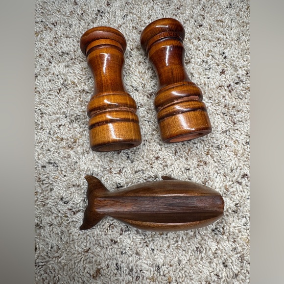 Baribocraft Salt & Pepper Mill Grinder 5.5” Wood Stain and Whale napkin holder - Picture 6 of 11